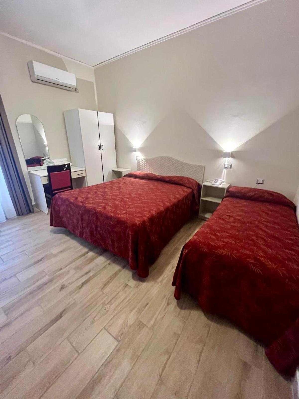 Pisani Hotel San Nicola la Strada Esterno foto
